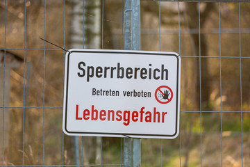 Hinweisschild Sperrbereich Lebensgefahr, betreten verboten