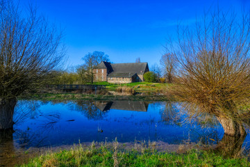 Teich und Bauernhaus im Reeser Meer am Niederrhein