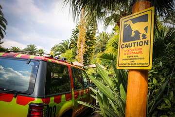 Panneaux de danger, attention aux dinosaures dans la jungle du jurassique