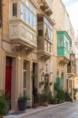Fototapeta na wymiar Malta/Malta 30.09.2015. Calles de La Valeta con sus Gallarijas, Balcones de colores tipicos de Malta