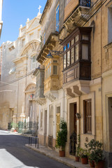 Fototapeta na wymiar Malta/Malta 30.09.2015. Calles de La Valeta con sus Gallarijas, Balcones de colores tipicos de Malta