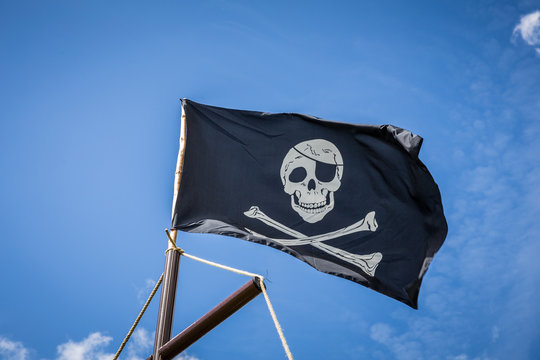 Drapeau de pirate sur un m&acirc;t dans le ven