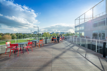 Naklejka premium Terrasse en bois sur le toit d'un bâtiment