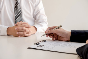 Obraz premium Business people hold a job profile and talk to job applicants for job interviews about careers and business concepts