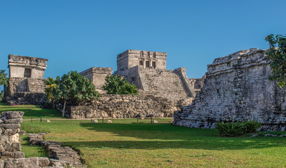 Fototapeta na wymiar Die berühmten Maya-Ruinen von Tulúm, welche auf der Halbinsel Yucatán in Mexiko direkt am Meer liegen
