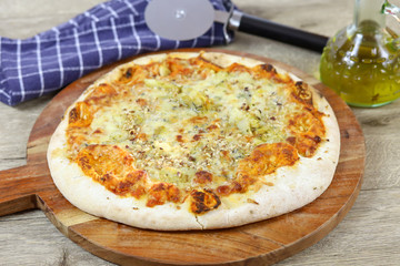 pizza aux gorgonzola et noisettes sur une planche à découper