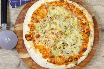 pizza aux gorgonzola et noisettes sur une planche à découper