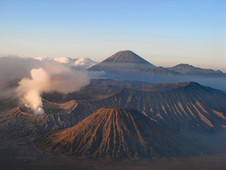 朝焼けのブロモ山（インドネシア/ジャワ島東部）