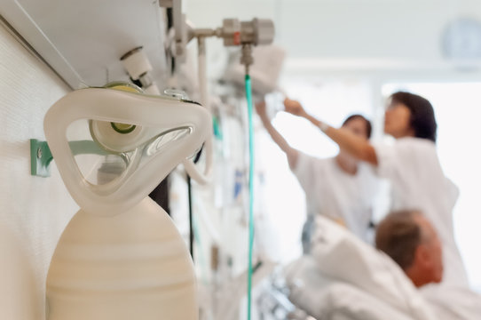 Beatmungsger&auml;t im Krankenzimmer w&auml;hrend Behandlung. PS: Foto wurde vor Corona Krise fotografiert.