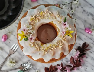 Wielkanocna babka cytrynowa na marmurowym blacie © Konrad