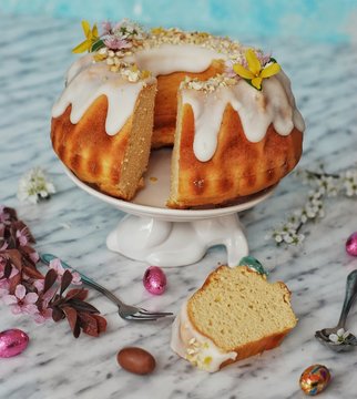Wielkanocna babka cytrynowa na marmurowym blacie