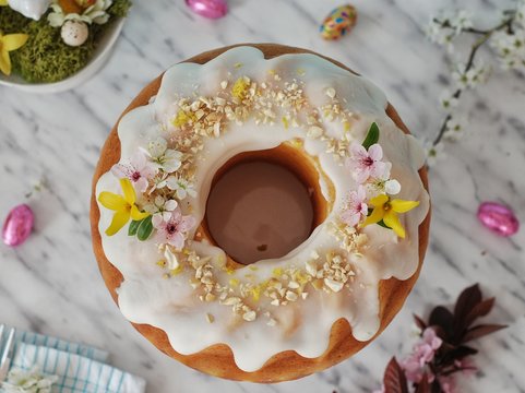Wielkanocna babka cytrynowa na marmurowym blacie