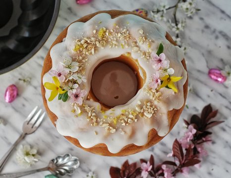 Wielkanocna babka cytrynowa na marmurowym blacie