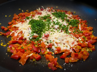 Tomatenwürfel mit Käse und Petersilie
