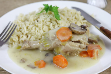 blanquette de dinde dans un plat
