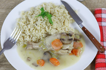 blanquette de dinde dans un plat
