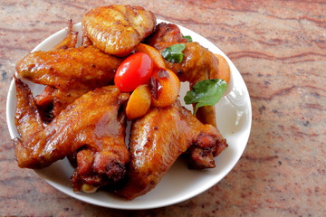 жареные крылья.
