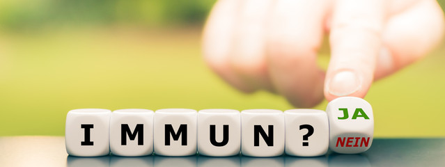 Hand dreht Würfel und ändert den Ausdruck 