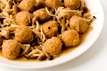 鶏肉団子と茸のおかず