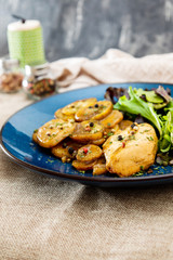 Pieces of chicken fillet cooked in a cream sauce with mushrooms and lemon juice, served with rice.