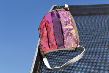 Mundschutz in der Sonne, Corona, Covid-19, Sujet with protection mask in sun, blue sky