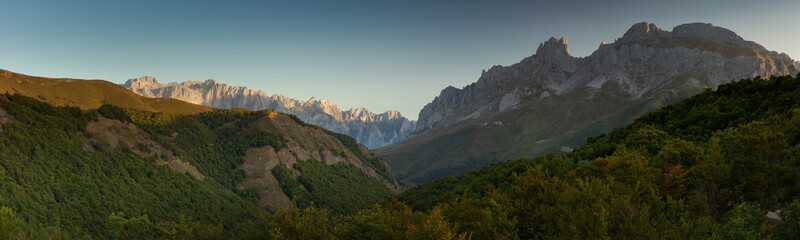 Naklejka premium Panoramica del Parque Nacional de Picos de Europa visto desde el mirador de Pandetrave en León en España