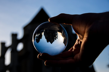 Reflet dans une boule de cristal d'une église 