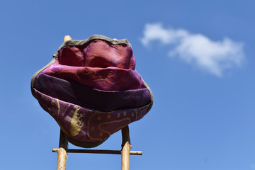 Mundschutz in der Sonne, Corona, Covid-19, Sujet with protection mask in sun, blue sky