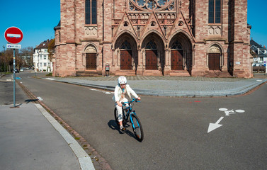 Obraz premium Girl on a bicycle in the empty city of Strasbourg