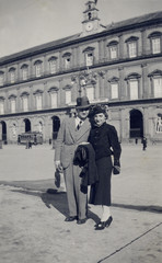 Fototapeta premium FOTO ANNI 30 CON COPPIA ELEGANTE IN POSA 
