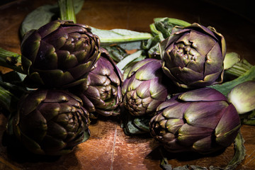 Obraz premium Carciofi freschi sul tavolo