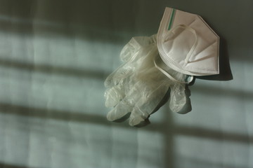 mascarilla y guantes desechables, dos artículos indispensables para salir a comprar al...