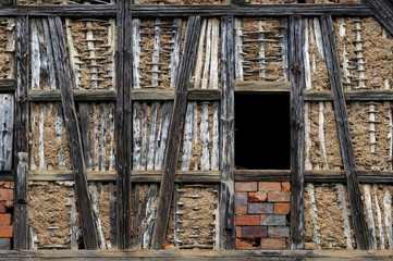 Historisches Fachwerk mit Flechtarbeiten aus Holz und Lehmverputz