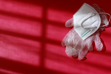 mascarilla y guantes desechables, dos artículos indispensables para salir a comprar al supermercado y no contagiarte por el virus