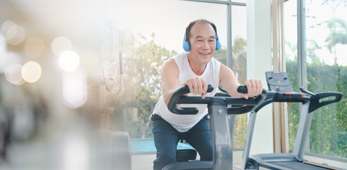 Fototapeta na wymiar elderty man asian exercising in the gym 