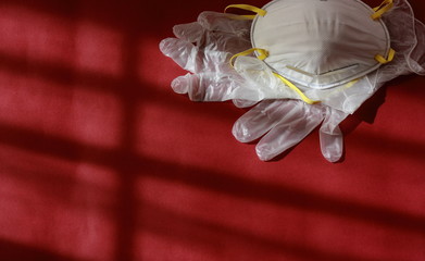 mascarilla y guantes desechables, dos artículos indispensables para salir a comprar al...