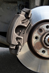 Braking system on a car, with brake disc and brake pad