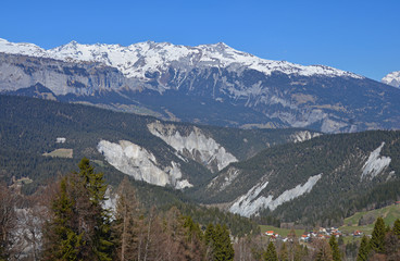 Blick über die Rheinschluht (Ruinaulta) auf das Gebirge über Flims/LAax, Graubünden, Schweize