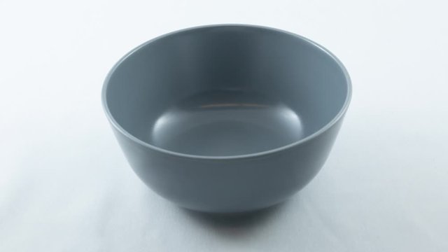 Fr&uuml;hst&uuml;cksschalen Animation vor wei&szlig;em Hintergrund
