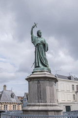 Obraz premium Statue of Pierre l'Ermite (Peter the Hermit) at Saint Michel square near Basilique Cathedrale Notre-Dame d'Amiens. Pierre l'Ermite was a priest of Amiens. Amiens, Somme, Picardie, France.