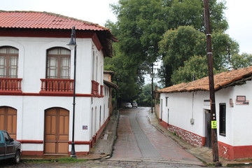 Fototapeta na wymiar Bella casa colonial mexicana en villa del carbón México (Traditional mexican house)