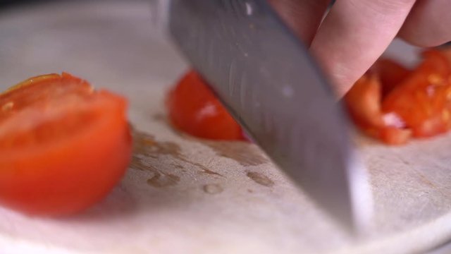 Tomaten auf Schneidebrett schneiden