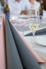 vine glass on tje wedding table, glass of champagne on table, 