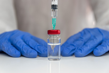 inyección con la nueva vacuna experimental para la pandemia.