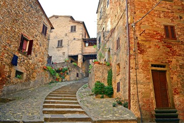 vicolo caratteristico nel borgo medievale di Anghiari in Toscana in provincia di Arezzo, Italia. La fama di Anghiari nasce per essere stata teatro della battaglia storica combattuta nell'anno 1440 
