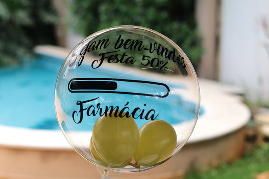 Bal&atilde;o de festa Seja bem - vindo Festa 50% Farm&aacute;cia, decora&ccedil;&atilde;o para evento de formatura.