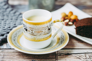 Tasse de café en porcelaine ancienne