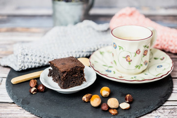 Gâteau au chocolat moelleux sans gluten et tasse de café