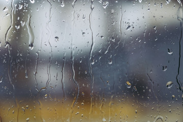 Gouttes de pluie sur du verre, gouttes et transparence