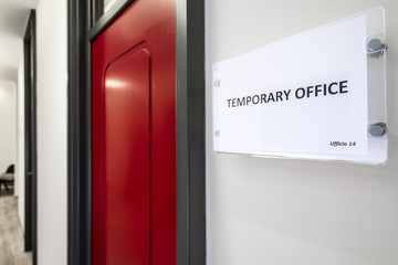 Ufficio temporaneo porta rossa